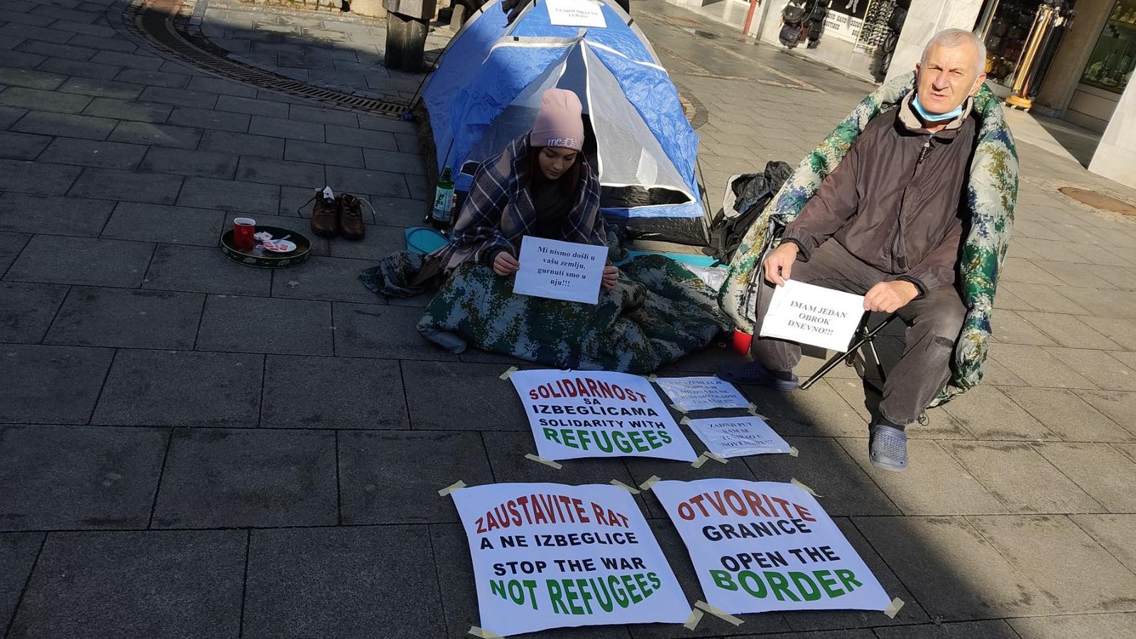 Performans tuzlanskih mirovnih aktivista posvećen migrantima